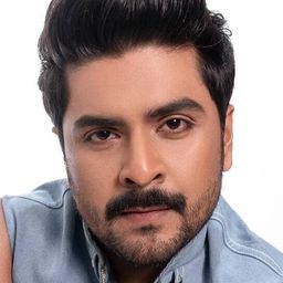 舒布班卡·塔達 飾演 Yuvraj Kadam