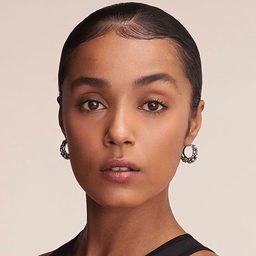 Jasmine Jobson 飾演 Lily