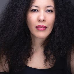 Solange Freitas 飾演 Voz na Rádio (Voz)