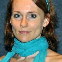 Laura Ruttkay 飾演 Nóra