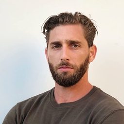 Chris Patton 飾演 Adult Jun-ho (English version, voice)