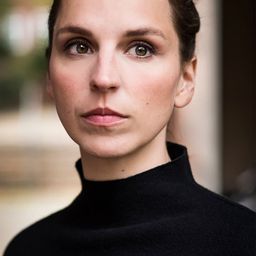 Caroline Erikson 飾演 