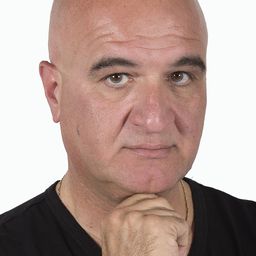 Costas Kilias 飾演 Adrian