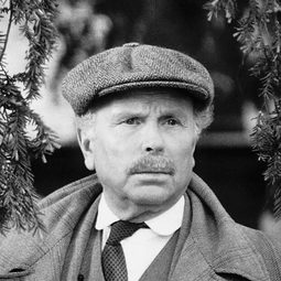 Edward Hardwicke 飾演 Ludovico H. Holly