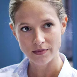 Lisa Bitter 飾演 Dr. Julia Mann