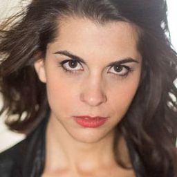 Sharon Alessandri 飾演 