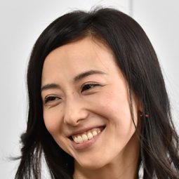 紺野真晝 飾演 
