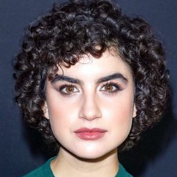 莎拉·亞金 飾演 Nina