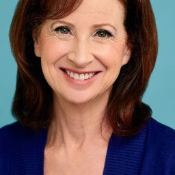 Julia Silverman 飾演 Nurse Julia