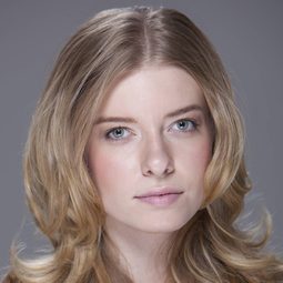 Rhiannon Moller-Trotter 飾演 Halloween Partygoer
