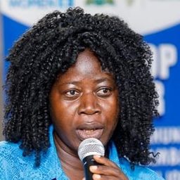 Marian Samu 飾演 Piti