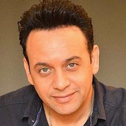 Mostafa Qmar 飾演 بنفسه