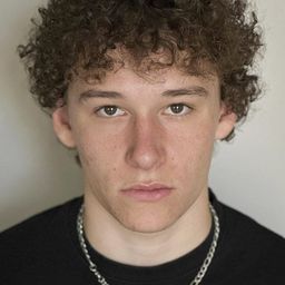 Hadrien Heaulmé 飾演 Steven