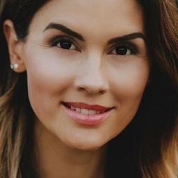 安妮塔布朗 飾演 Sarah