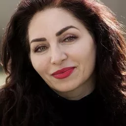 娜茲米耶·歐拉 飾演 