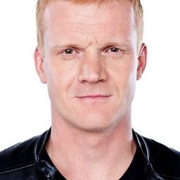 Matthew MacFadzean 飾演 Bob