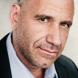 Bruno Amato 飾演 Marco