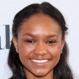 Eden Duncan-Smith 飾演 Isabella