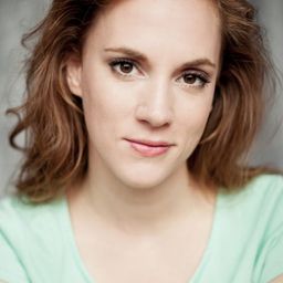 Alice Moreault 飾演 Maude