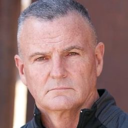 Steve Mokate 飾演 Colonel Casey