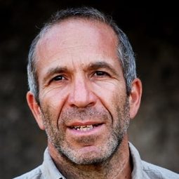 Natale Russo - 金色大門演員 飾演Examiner (voice)