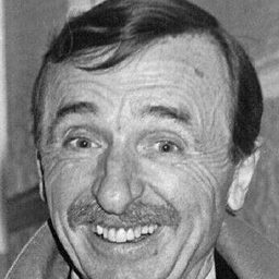 Robert Rollis 飾演 André