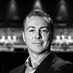 Alastair Marriott 飾演 Grandfather