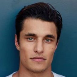 史塔茲·尼爾 飾演 Self