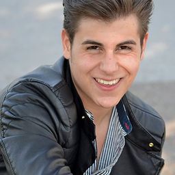 鄔各·艾可歐古魯 飾演 Deniz