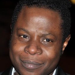 Stéphane Soo Mongo 飾演 Dorcy