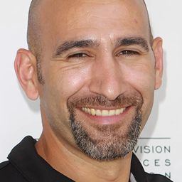 Jason Manuel Olazabal 飾演 Detective Marco Vargas