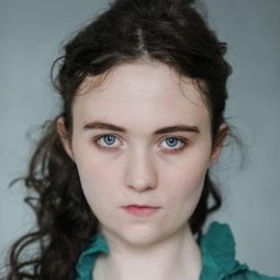 Freya Parks 飾演 Etty Darwin