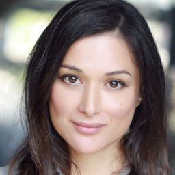 Daphne Alexander 飾演 Young Woman