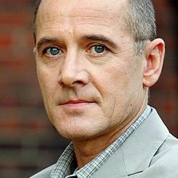 烏爾里希·穆埃 飾演 Pfarrer Ohlbaum