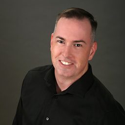 Josiah Harvey 飾演 Scientist (uncredited)