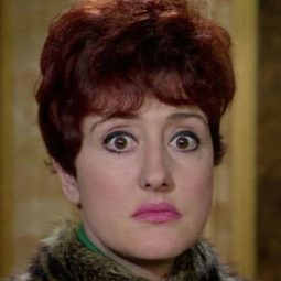 Anna Quayle 飾演 Aunt Miriam