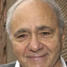 Michael Constantine 飾演 Doctor Rudolph
