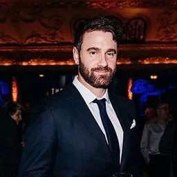 Julian Bailey 飾演 Owen