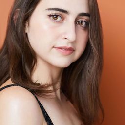 Sara Freedland 飾演 Annie