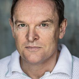 Tony Pitts 飾演 Hilary Barnes