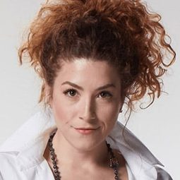 Alicia Kapudağ 飾演 Valerie