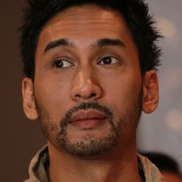 Restu Sinaga 飾演 Mr. Dedi