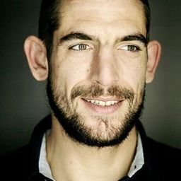 Augustin Legrand 飾演 Stéphane