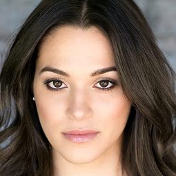 史蒂芬妮·艾希拉 - 暫時停止呼吸2演員 飾演Hernandez