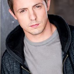 Lucas James 飾演 Groom in Tux