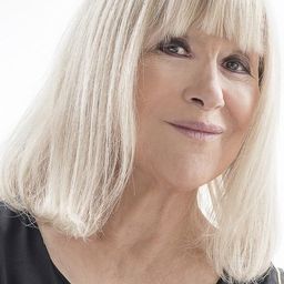 Virginie Pradal 飾演 The grandmother