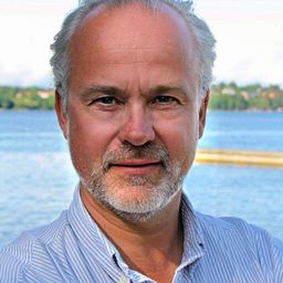 Fredrik Dolk 飾演 Chris