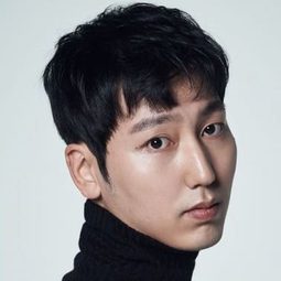 樸鬥植 飾演 Young Shin Jae-seok