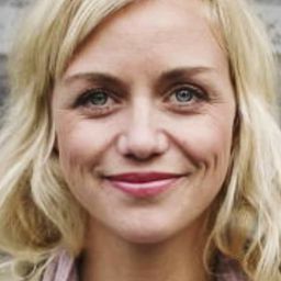 Ida Marie Bakkerud 飾演 Hedda