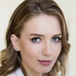 Valeriya Fedorovich 飾演 Alya (20 years)